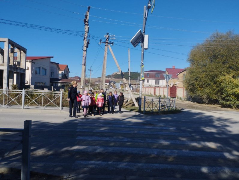 В с. Украинка Симферопольского района школьники прошли по безопасному маршруту «дом-школа-дом»